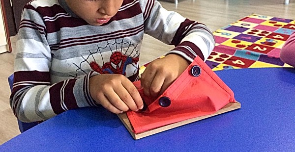 Çocuklar Ne Zaman Düğme İlikleyip Fermuar Çekmeli?